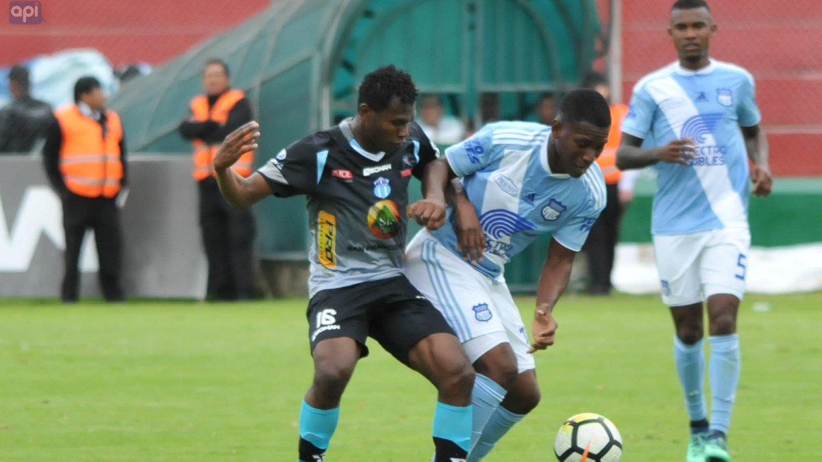 En Bellavista se jugó dentro de las áreas, sobre un campo de juego defectuoso, de césped irregular que hacía botar impredeciblemente el balón. Allí se lucieron los delanteros de ambos equipos.