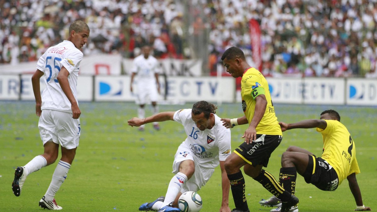 Hernán Barcos ha marcado tres goles en sus visitas al estadio Monumental.