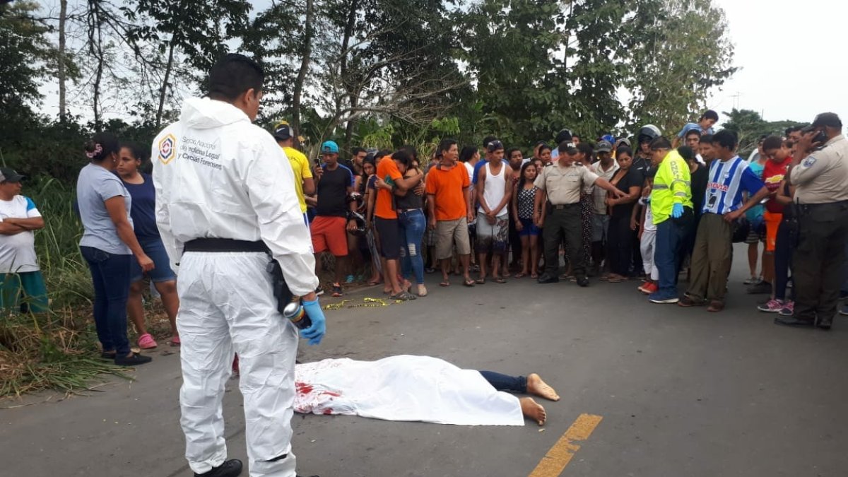 El cuerpo inerte de la mujer quedó sobre la calzada.