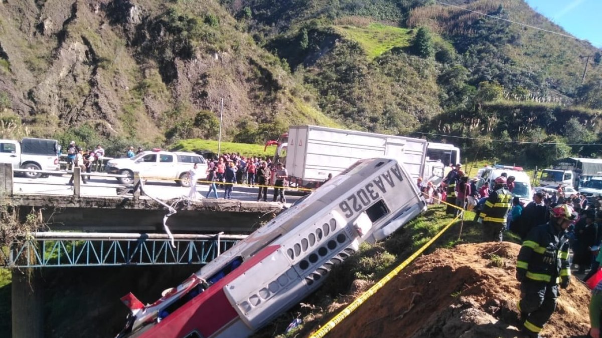 Los equipos de rescate tuvieron que recuperar el bus de las profundidades.