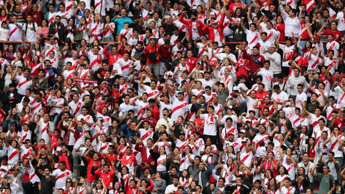Aficionados durante un entrenamiento de la selección peruana en el estadio Nacional de Lima.