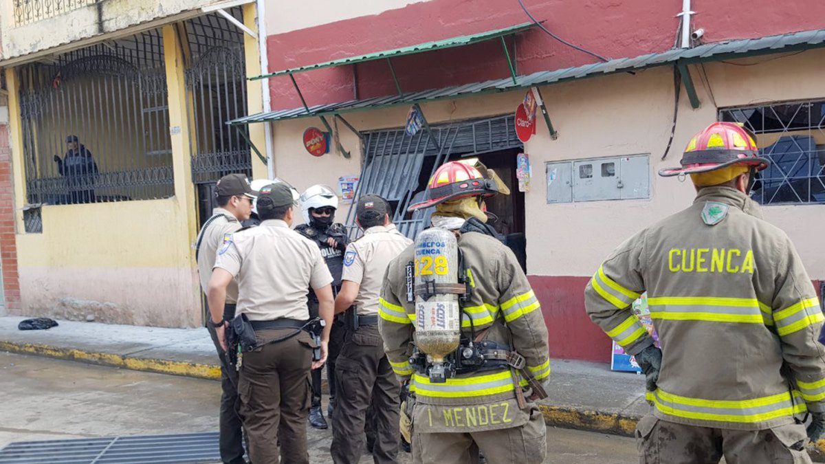 Personal del Cuerpo de Bomberos y de la Policía llegó al sitio para atender la emergencia.