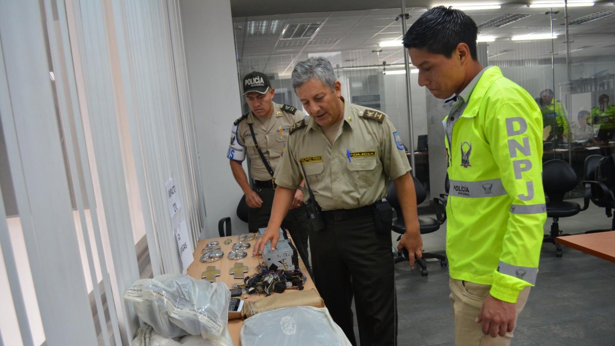 Se detuvo desde el líder  que maquinaba los robos y también la venta de los accesorios de vehículos en Ambato.