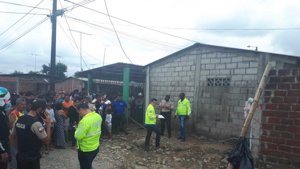 Agentes de la Dinased y el Cuerpo de Bomberos retiraron los cuerpos del lugar.