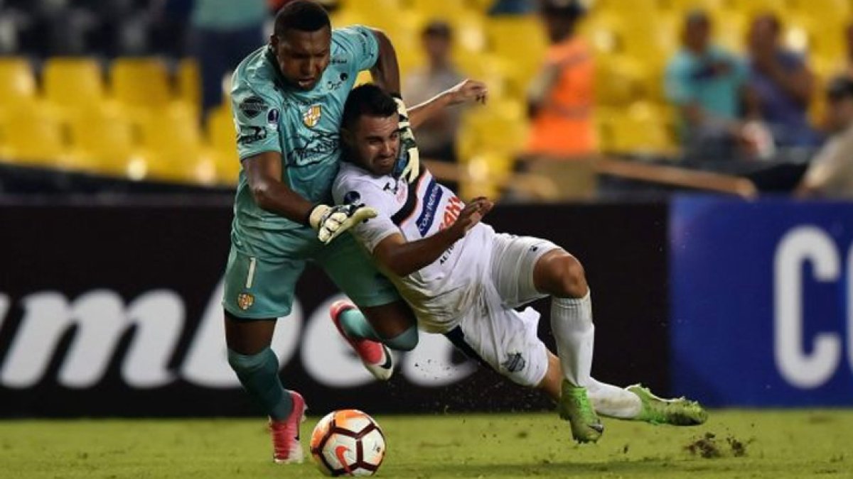 Banguera evitó el tanto paraguayo pero terminó expulsado