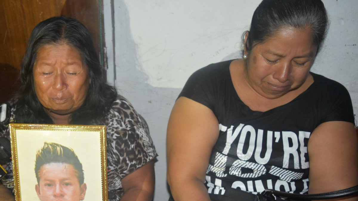 Rosa Mejillón sostiene el retrato de su hijo.