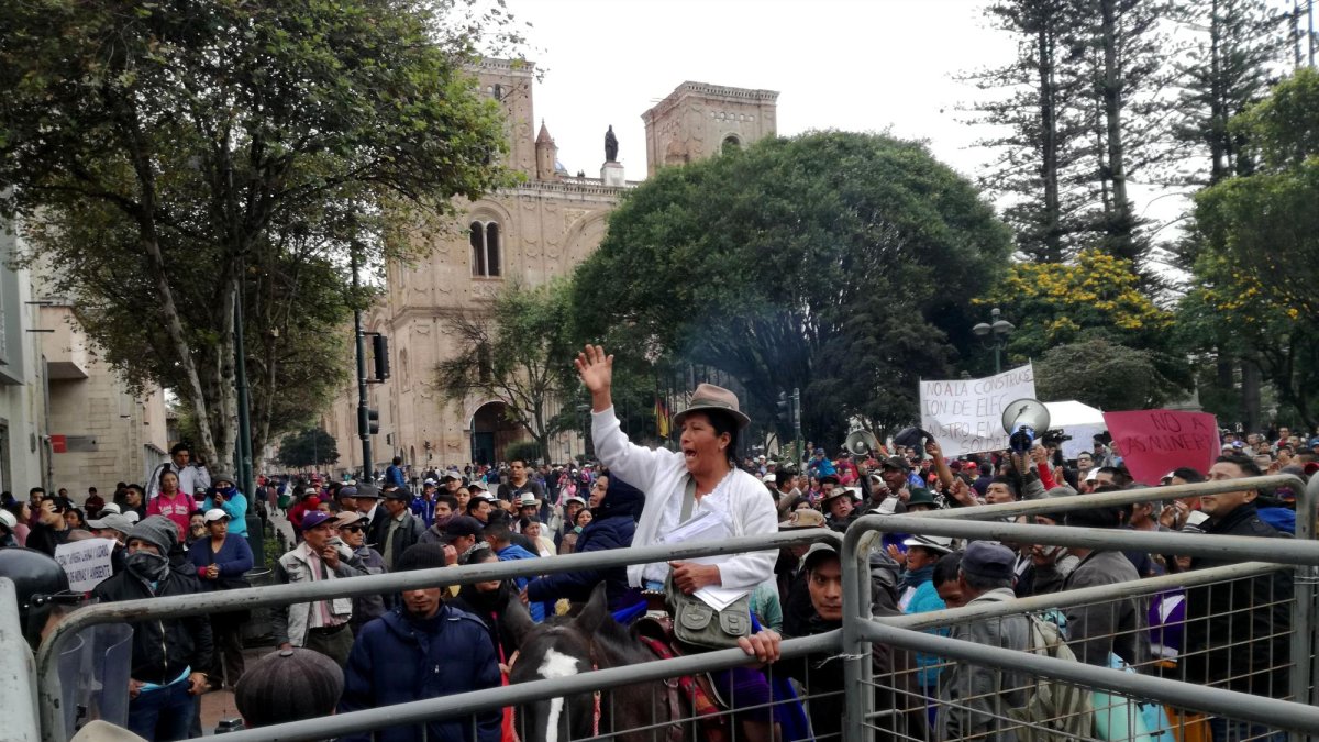 Grupos antimineros permanecen atentos al desarrollo de la audiencia.