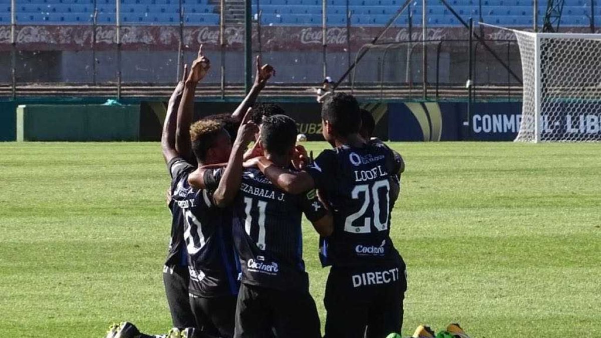 Jugadores celebran su victoria.