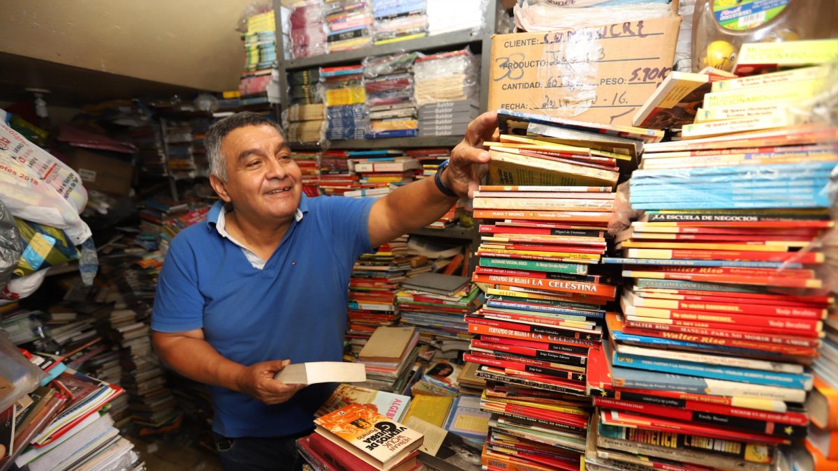 Atrapado entre libros. Manuel Fabara heredó el negocio de su padre.