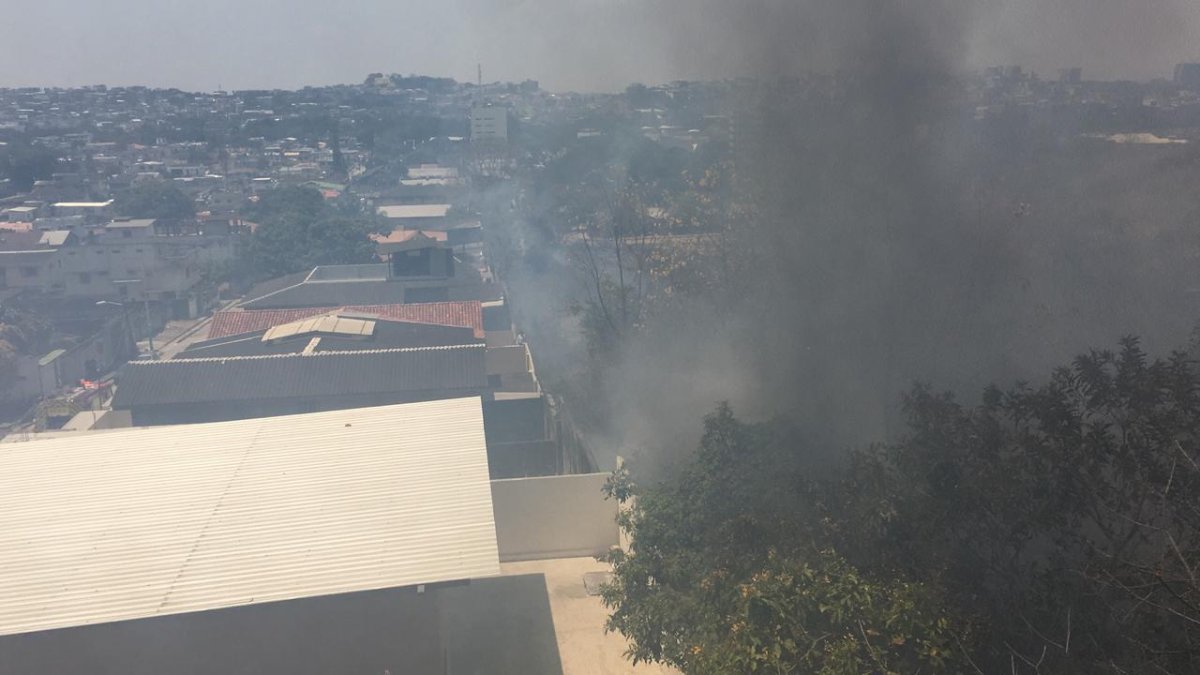 El incendio también fue reportado desde redes sociales.