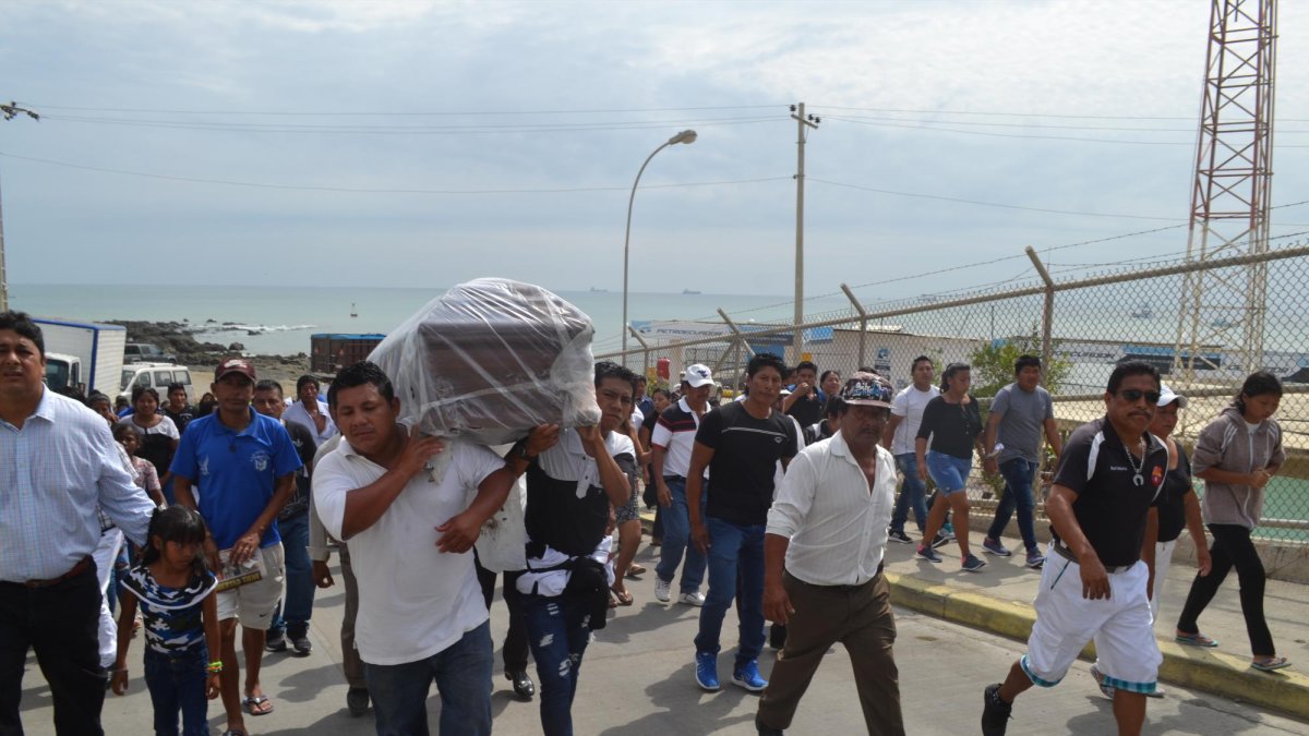 Familiares recorrieron el barrio del pescador en su traslado al cementerio.
