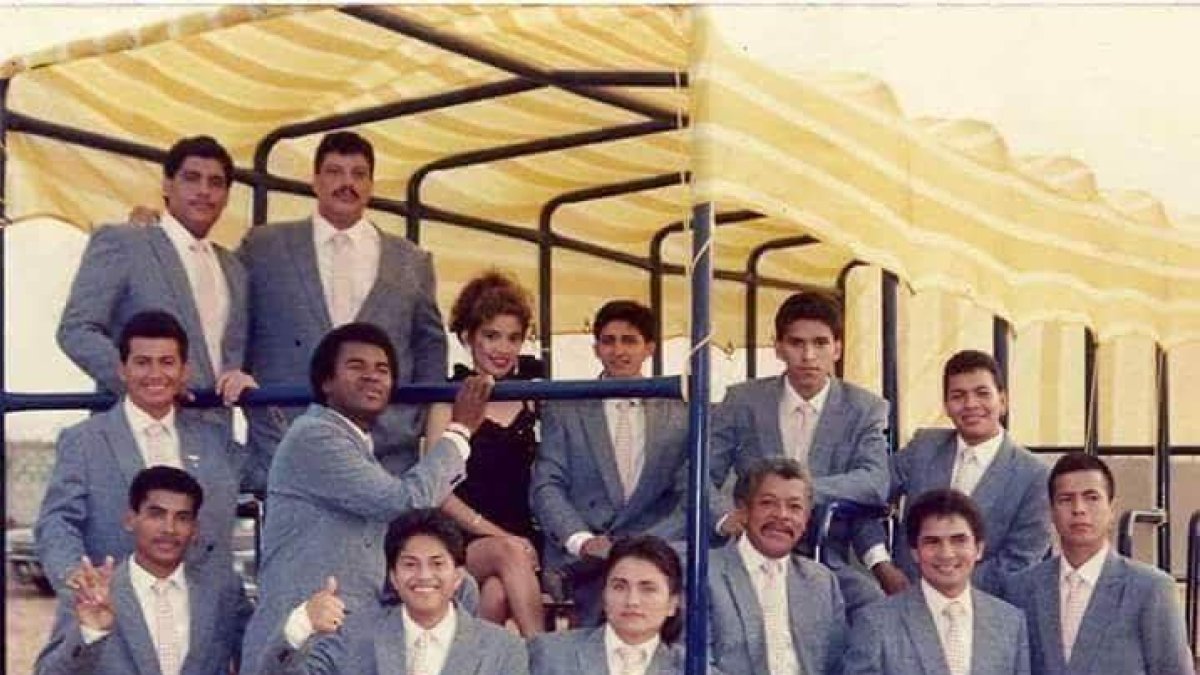 La orquesta de Los Hechiceros, de la cual se sacó el nombre de La Hechicera. Hechiceros, donde se inició Sharon.