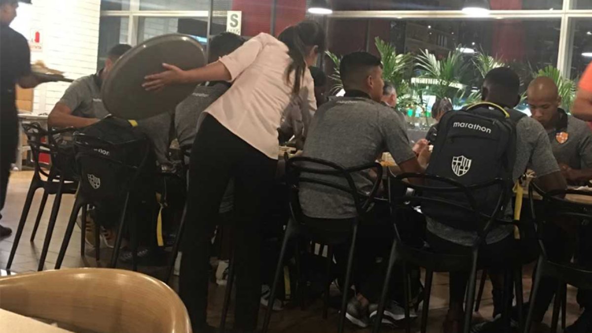 Barcelona cenando en el restaurante Nacional del aeropuerto de Lima.