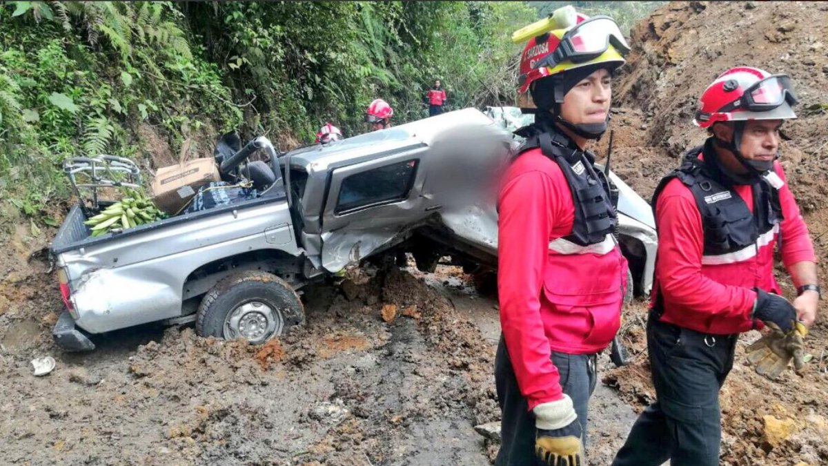 La camioneta quedó aplastada en medio de la tierra.