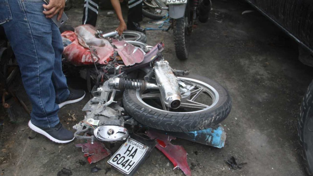 El hecho se registró aproximadamente a las 16h00 en la Ruta del Spondylus en el tramo comprendido entre las poblaciones de Cadeate y Manglaralto, frente a un laboratorio de larvas de camarón al norte de la península.