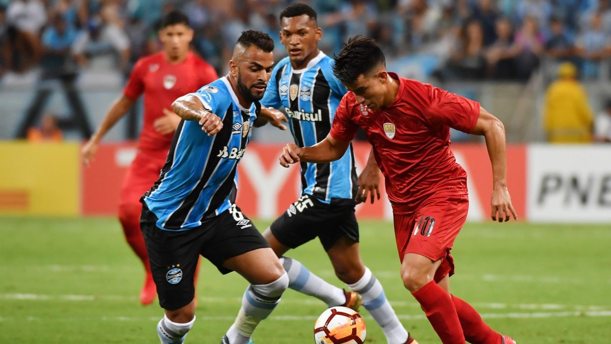 Fernando Gaibor disputa el balón.