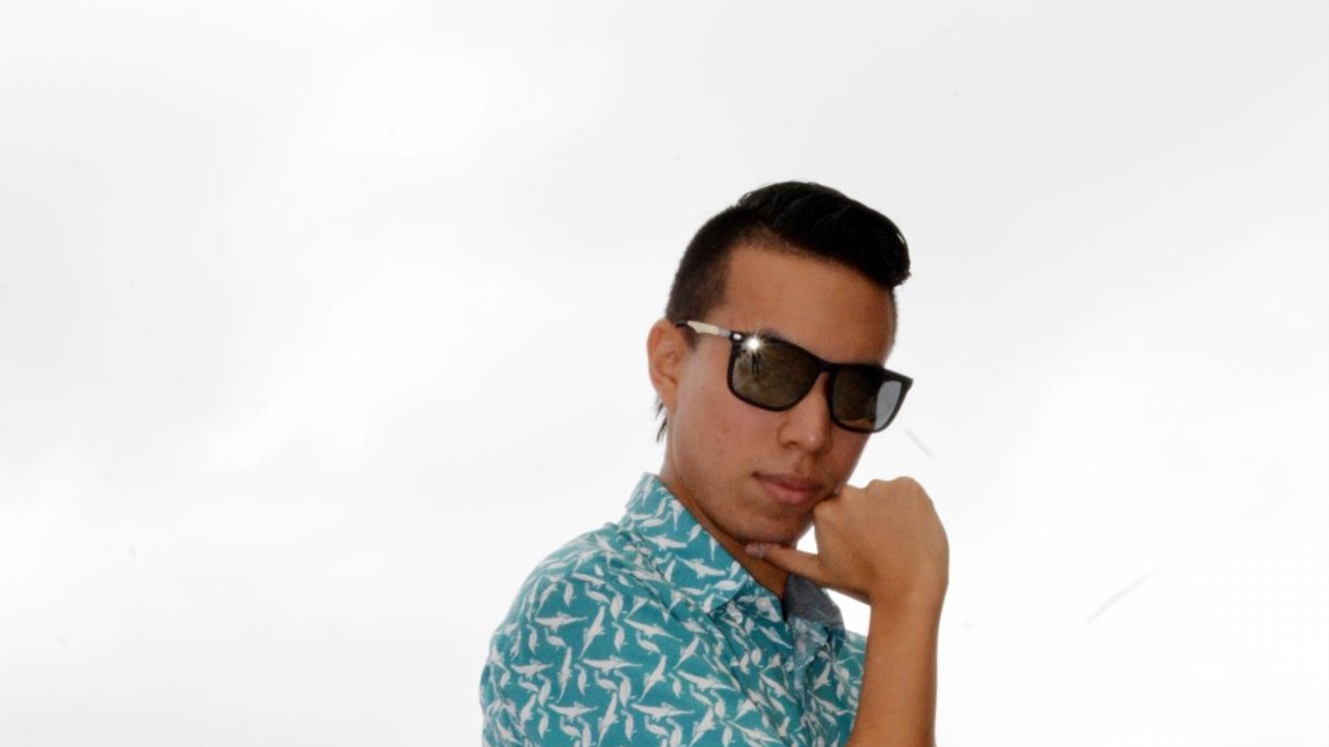 Como cantante, Álex aparece con una imagen fresca y juvenil, acorde a su propuesta.