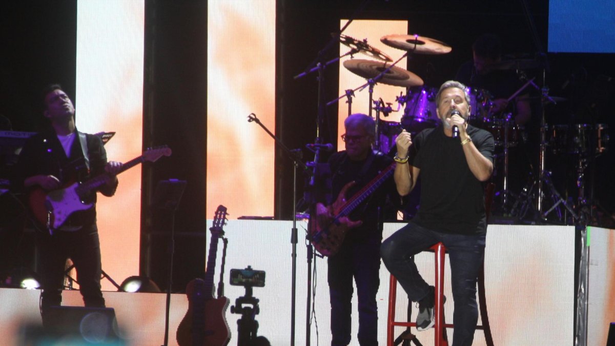 El cantante fue invitado a un show gratuito.