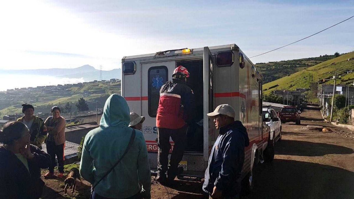 El personal de emergencia les brindó los primeros auxilios.
