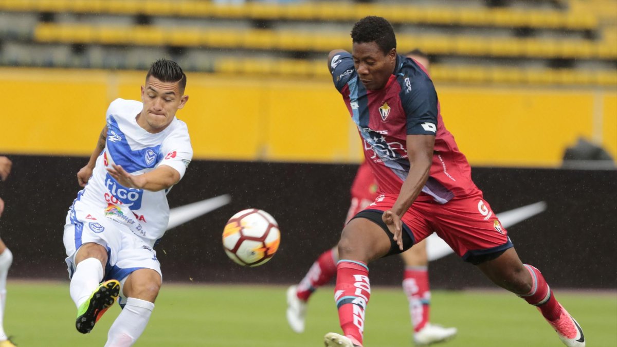 Jugador de El Nacional disputa el balón con Melgar de San Jose de Oruro en el estadio Atahualpa. 22 de febrero del 2018