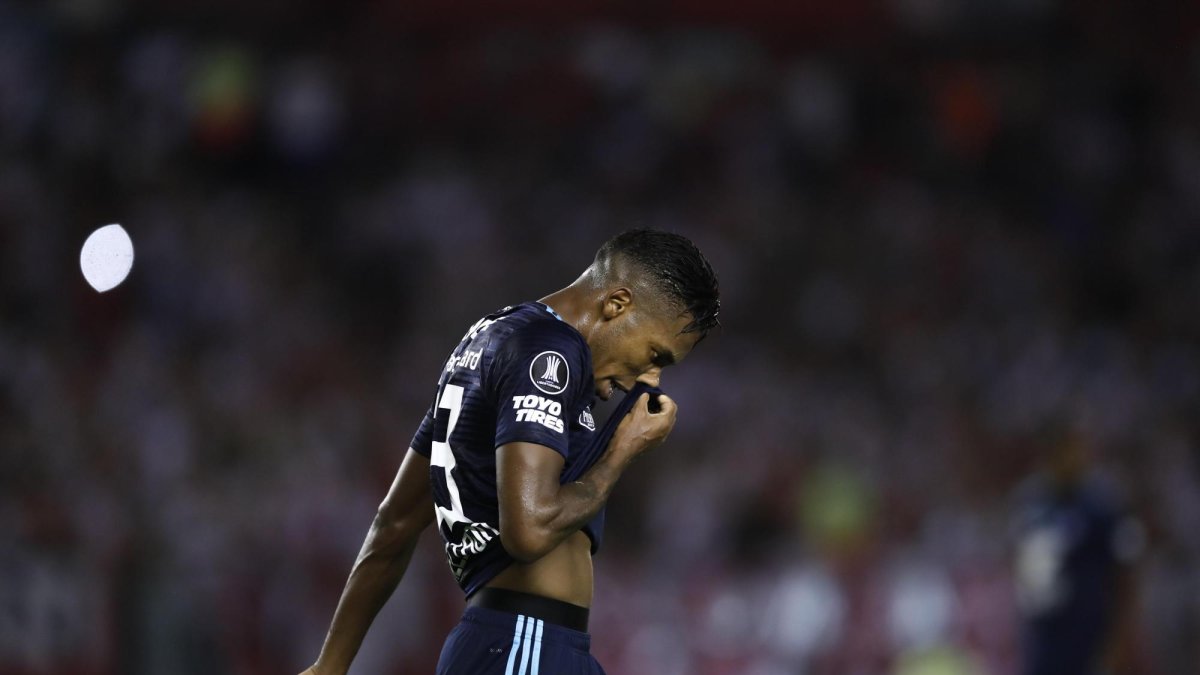 Brayan Tenori de Emelec se lamenta hoy, jueves 26 de abril 2018, en un partido del grupo D de la Copa Libertadores entre River Plate