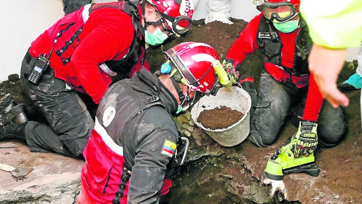 La persona fallecida fue identificada como David Humberto Ramos Almeida, de 55 años. Su cuerpo estaba embalado y sepultado en el piso de una casa recién construida.
