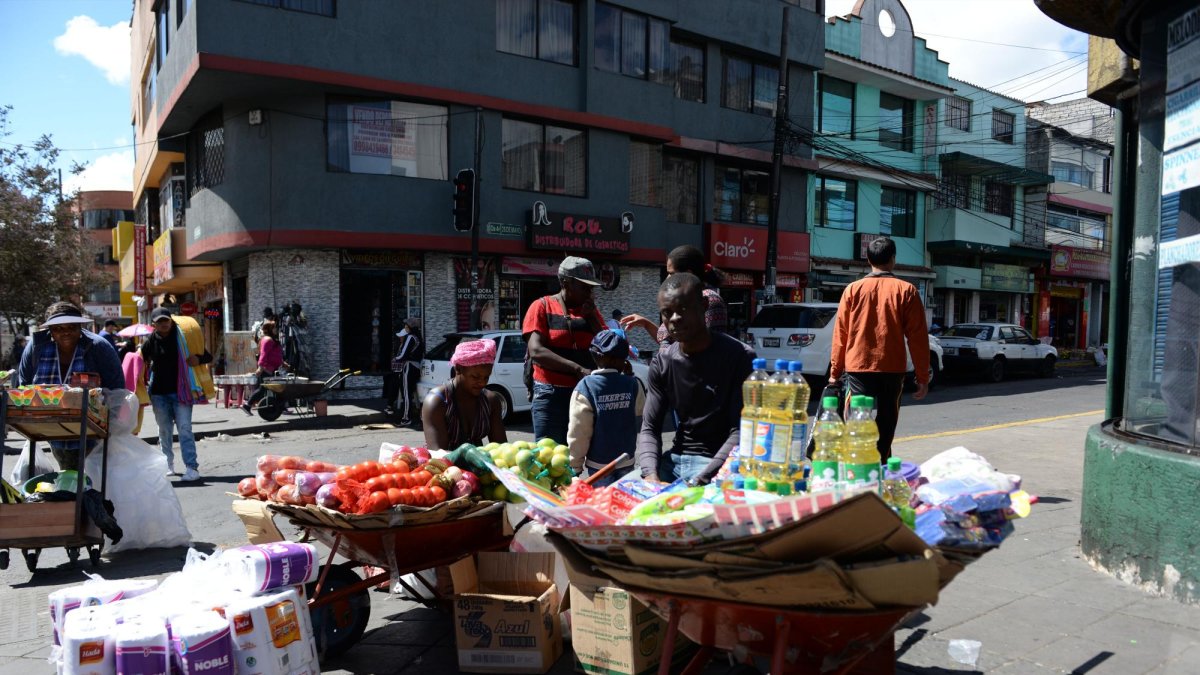 En la calle Lizardo Ruiz, el comercio informal se realiza en carretillas para movilizarse más rápido.