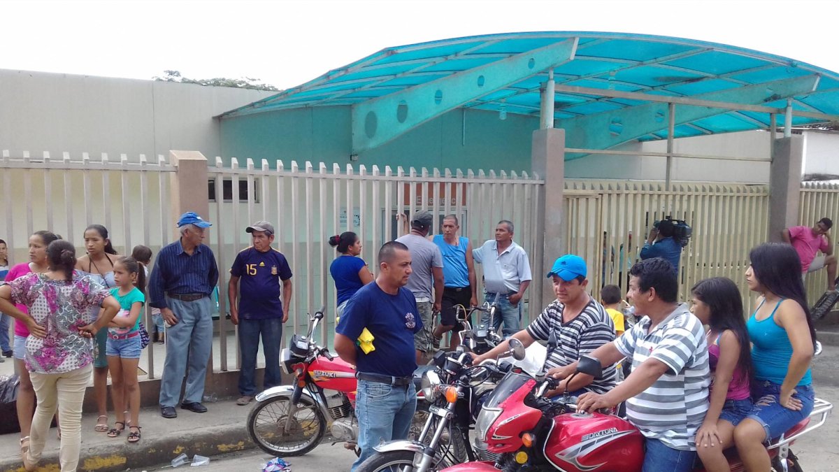 Familiares de la estudiante acudieron a  la salida del hospital de Babahoyo.