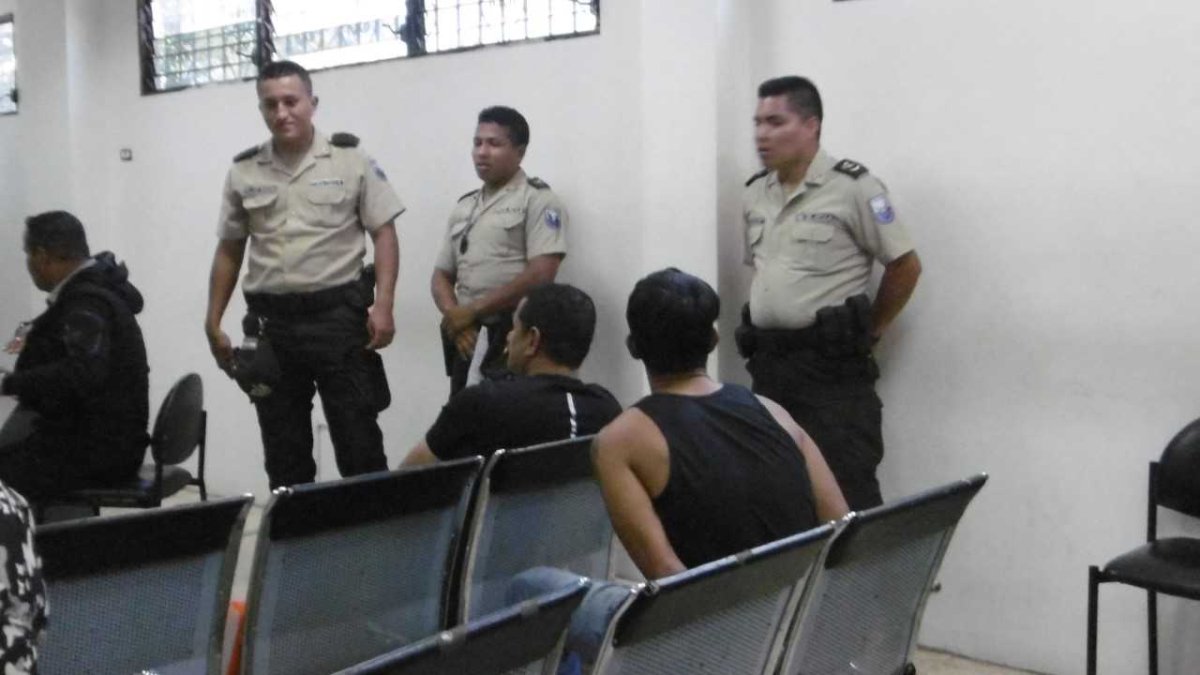 Autoridades creen que el dinero fue lanzado a los matorrales.