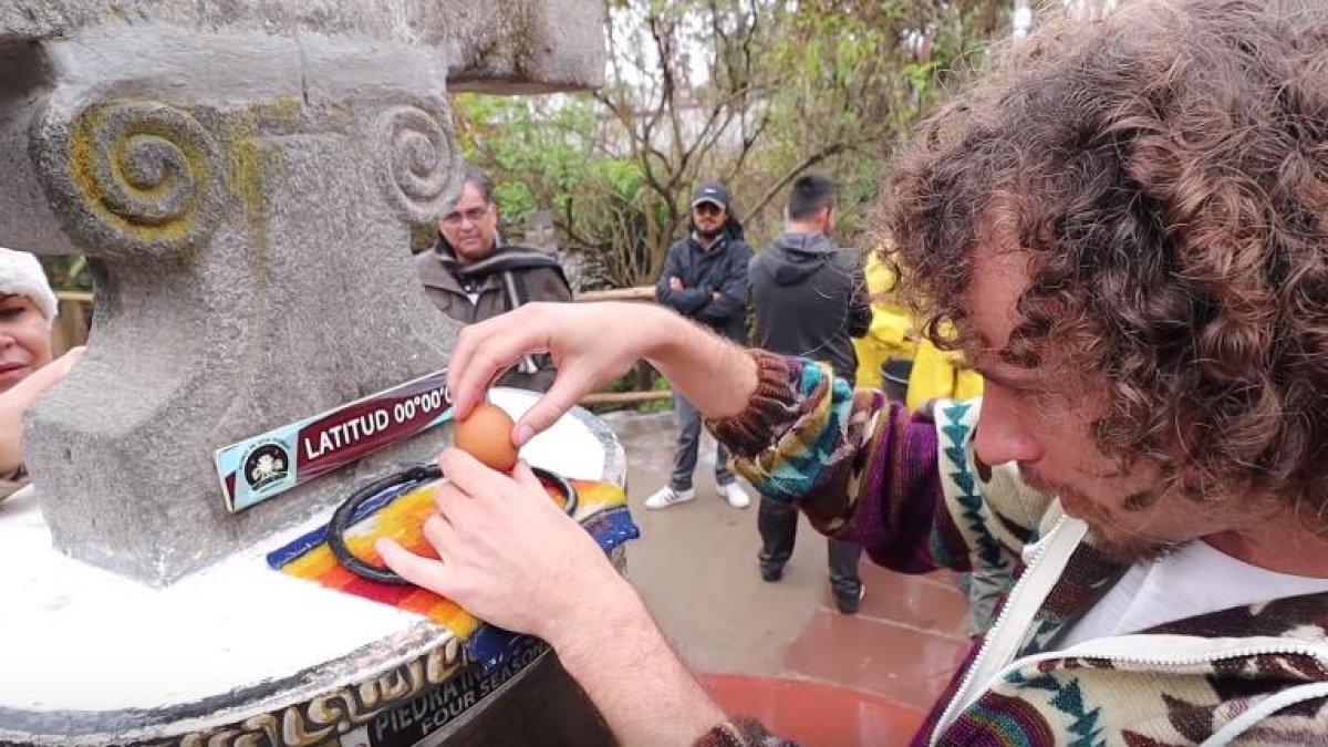 El popular youtuber mexicano, cuyo canal tiene más de 18 millones de suscriptores, llegó a Ecuador.