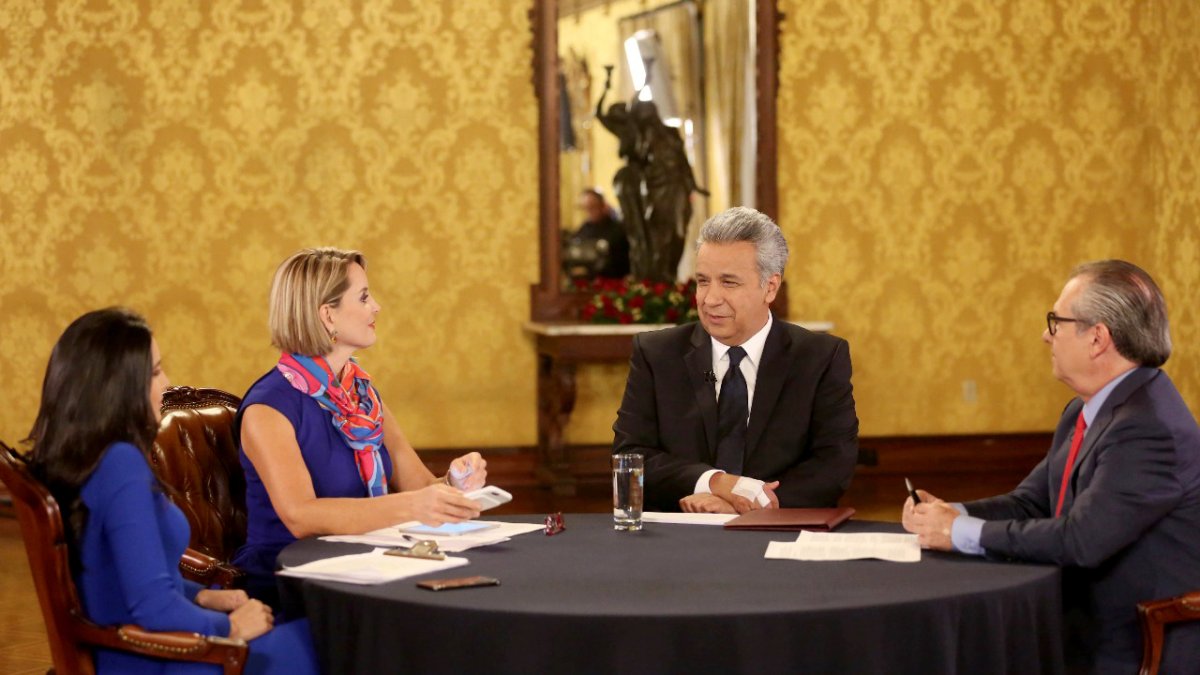 Presidente Morenohabla con los medios.