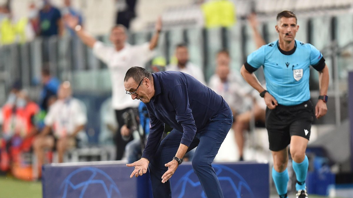 Maurizio Sarri fue campeón con Juventus, pero quedó eliminado de la Champions y a su casa.
