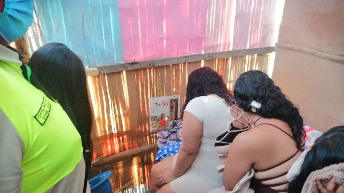 La policía encontró a varias mujeres ejerciendo, supuestamente, trabajos sexuales.