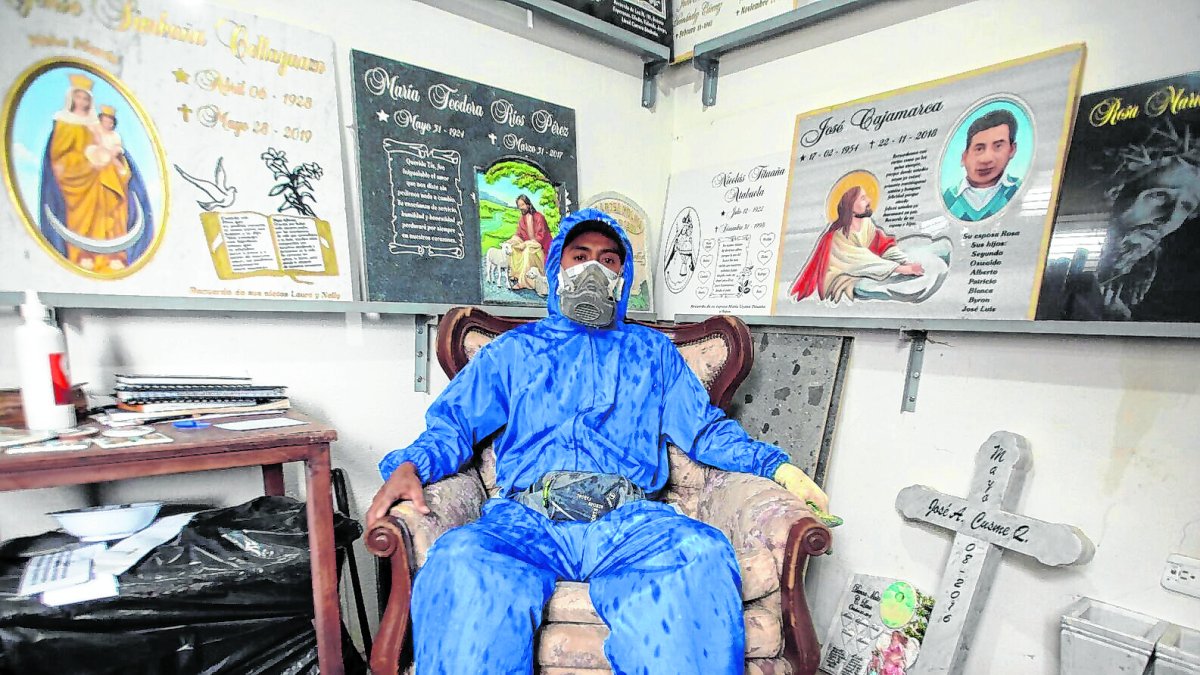 Como si estuviera sentado en un trono rodeado de lápidas, Pedro recuerda que trabaja cuatro años en el cementerio de Calderón, norte de la capital.