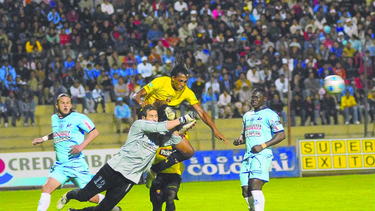 José Luis Perlaza anotó el gol del triunfo (2-1) que Barcelona alcanzó, en un partido disputado en 2009, ante Macará.