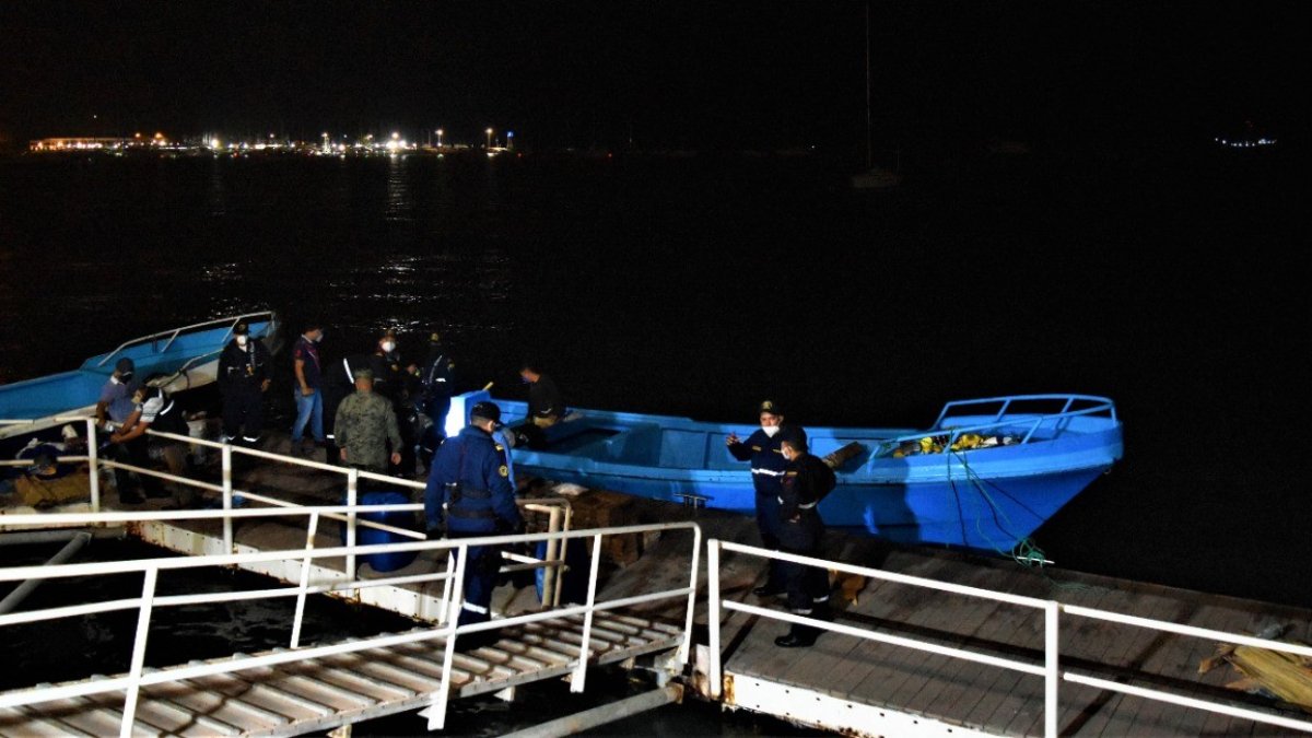 Interceptaron lancha que llevaba droga.