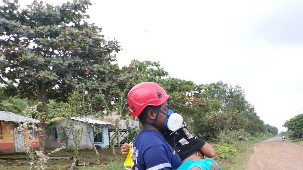 Un bombero debió llevarlo en brazos para darle los primeros auxilios.
