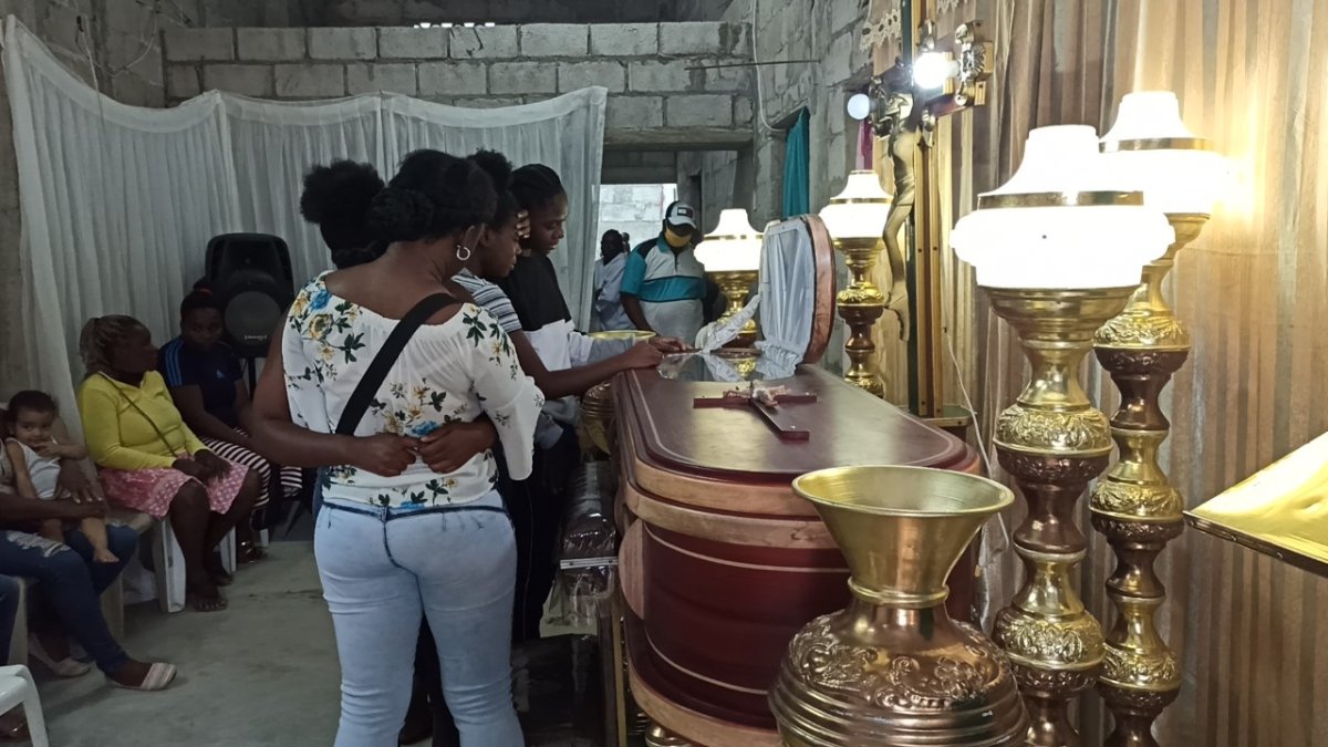 Los restos del adolescente fueron velados en su domicilio. El chico soñaba con ser policía, militar o futbolista.