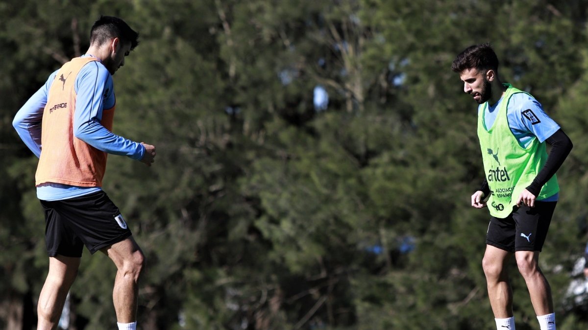 El ariete Diego Rossi (d) de 22 años fue el último jugador que se sumó a la concentración de la Celeste