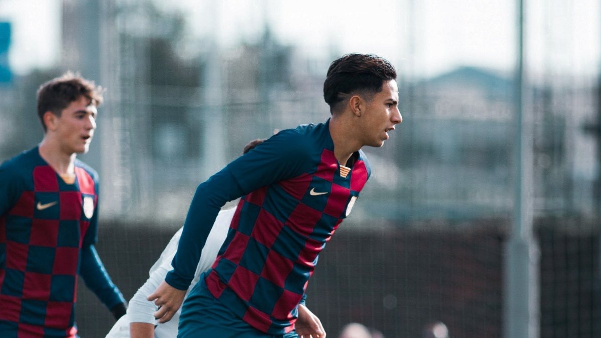 El defensor ecuatoriano Diego Almeida tuvo su primer entrenamiento con el equipo principal del Barcelona de España.