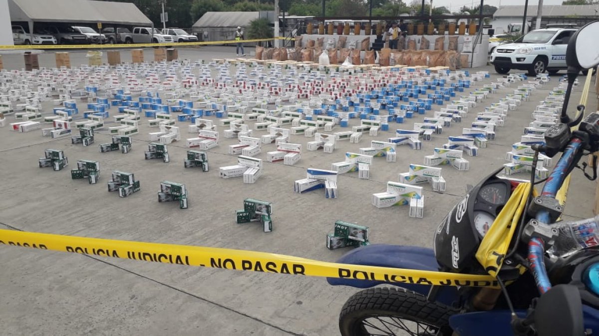 La policía mostró los artículos que decomisó durante la redada de esta madrugada.