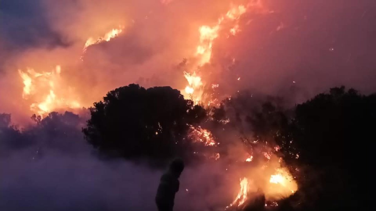 Los comuneros hicieron vigilia las 24 horas, hasta terminar con el incendio.