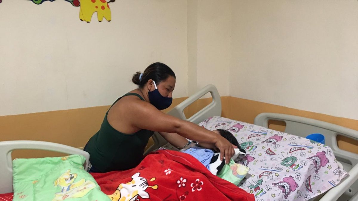 Miriam debe estar pendiente de su bebé, que solo pasa acostado en una cama.