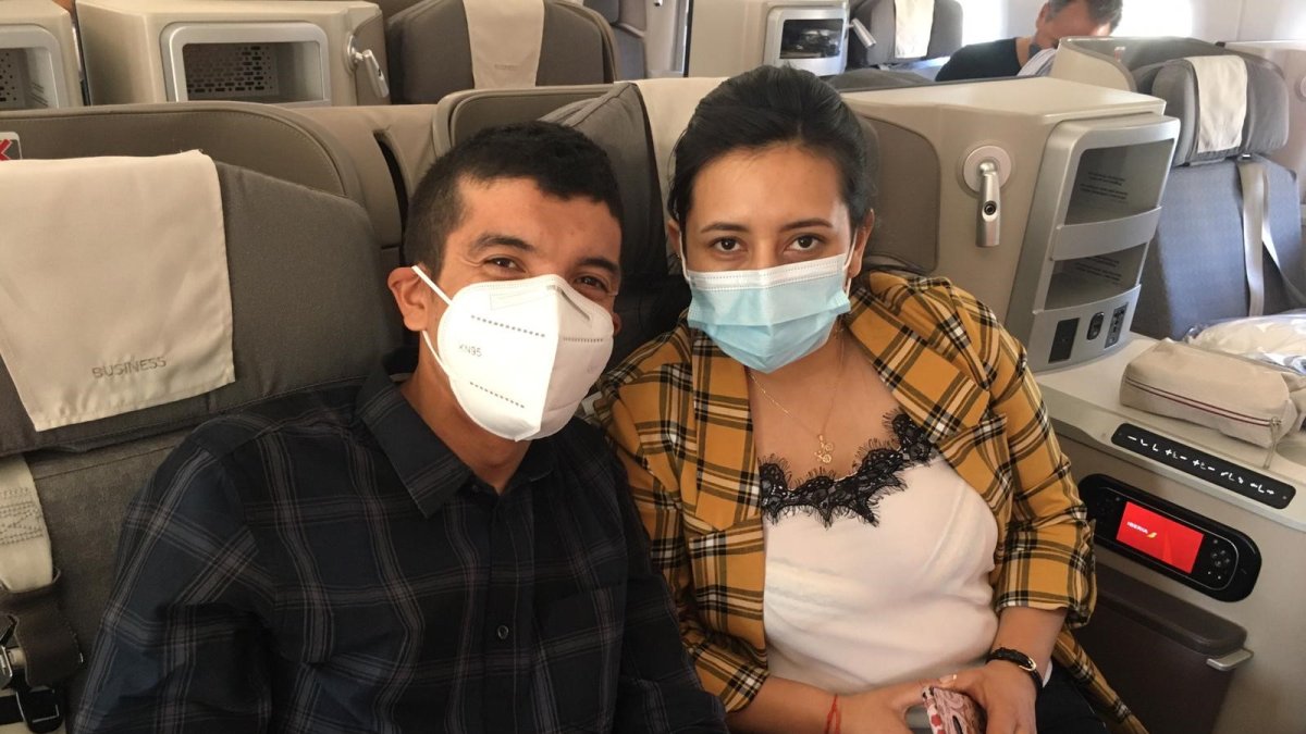 Richard Carapaz llegó al país tras coronarse vicecampeón de la Vuelta a España. Lo acompañó su esposa Tania Rosero.