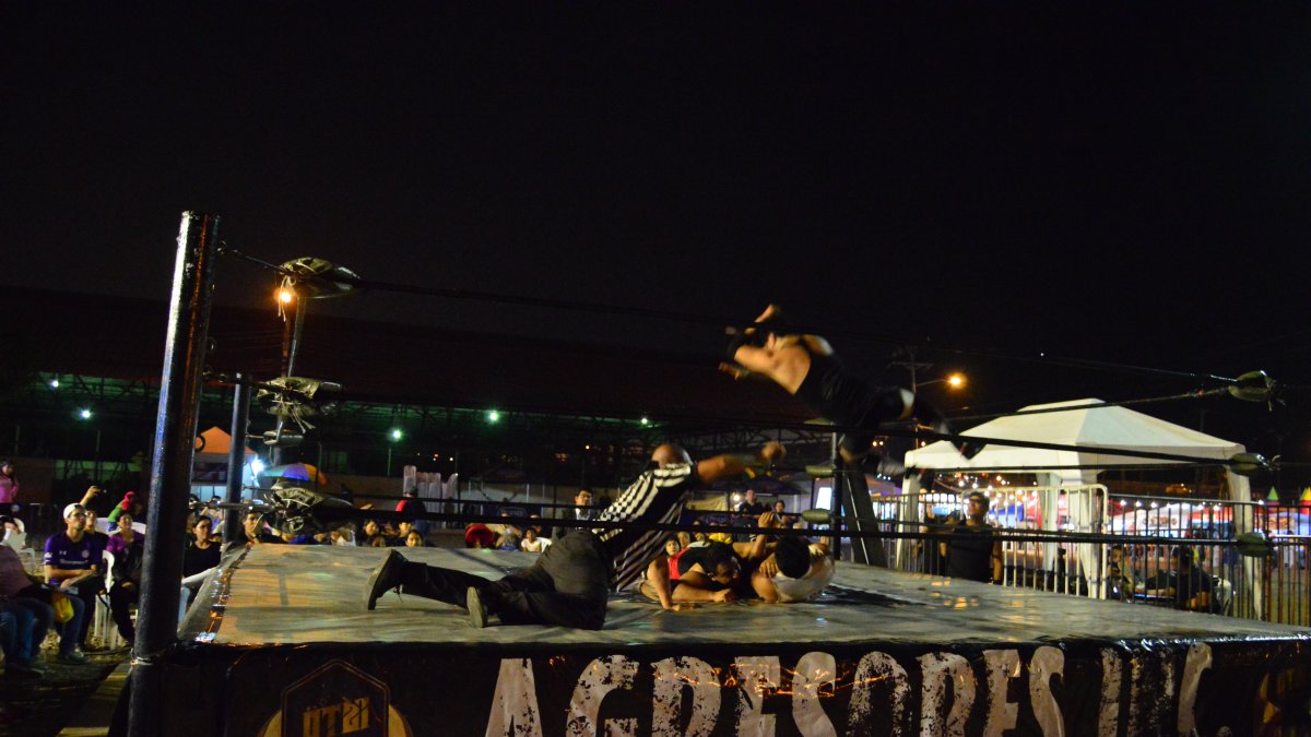 Una volada desde las cuerdas para tratar de poner fin a una pelea, durante un evento pasado en Guayaquil.