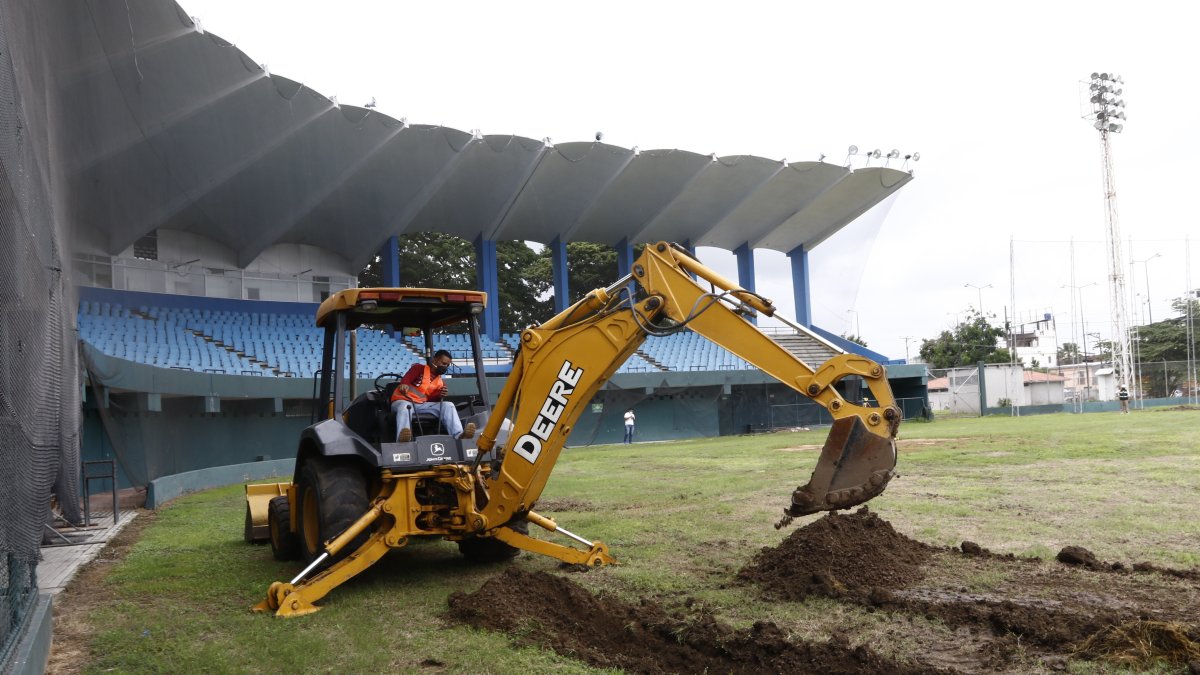 Los trabajos en la cancha del Yeyo Úraga han comenzado y la cancha estará lista en cuatro meses.