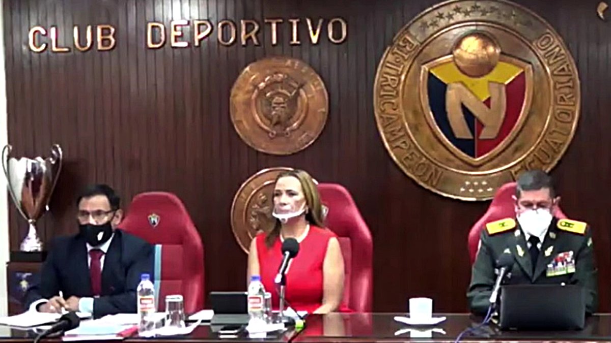 Lucía Vallecilla (c) recibió varias críticas a su gestión durante la asamblea de socios del Nacho, que fue dirigida por Gustavo Acosta (d).