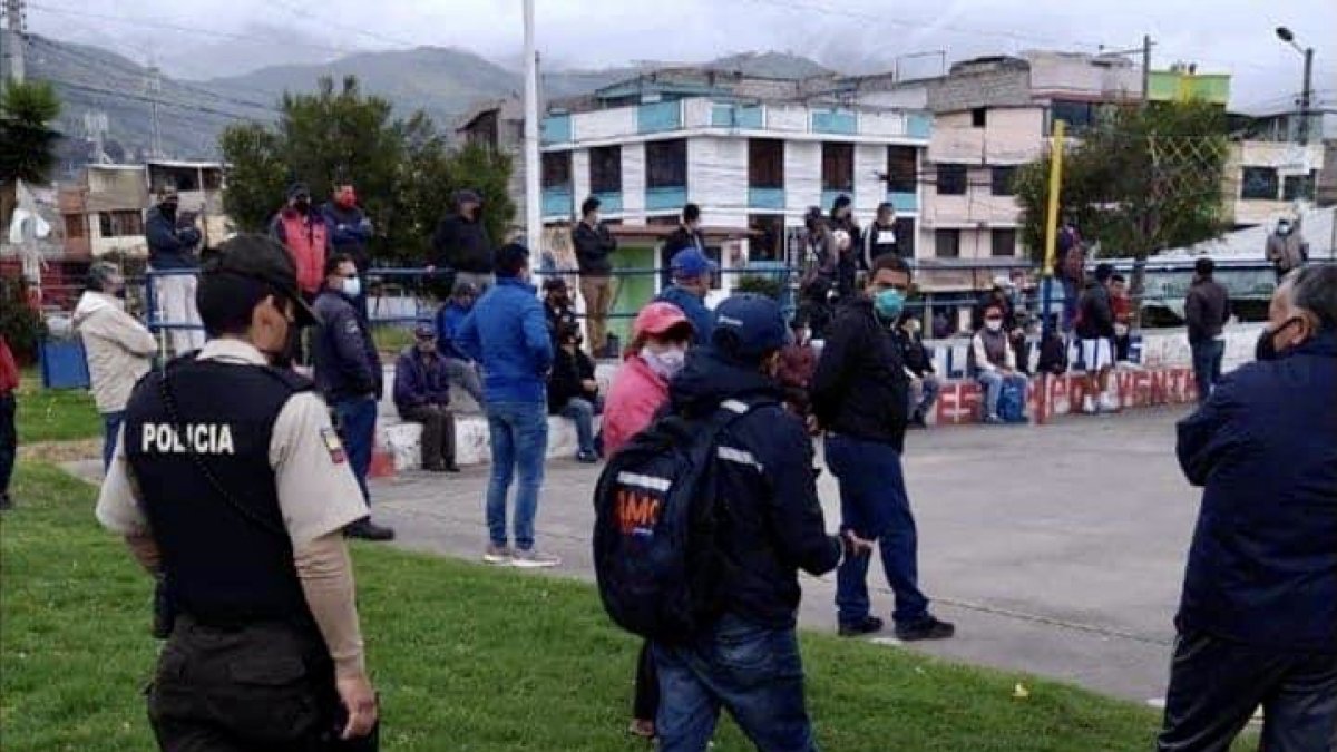 Más de cincuenta personas se encontraban en la cancha deportiva.
