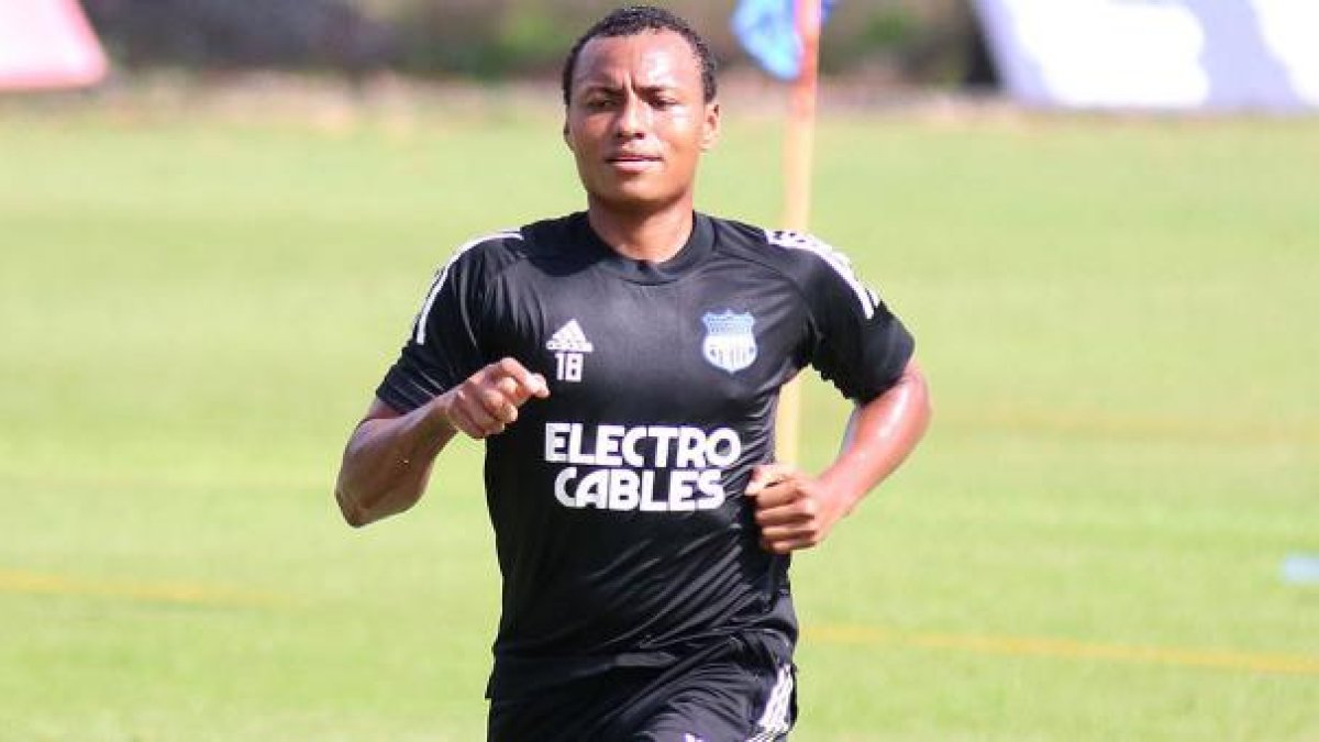 Jefferson Caicedo se destaca como atacante de Emelec.