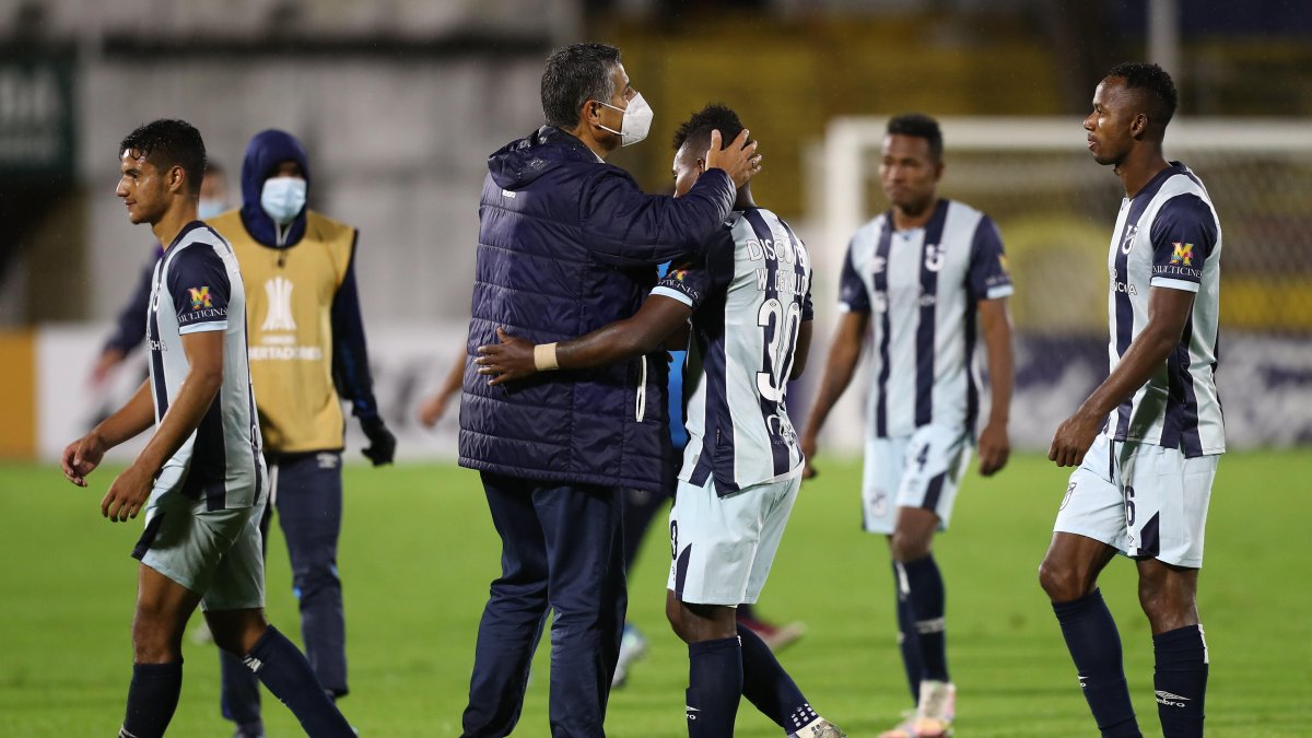 El técnico Santiago Escobar (c) felicitó a sus pupilos tras conseguir la clasificación a la segunda fase de la Copa Libertadores.